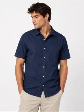 GAP Men's Short-Sleeve Button-Down Shirt in Navy Blue